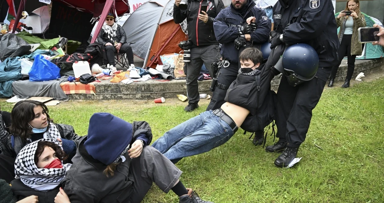 Berlinska policija intervenisala je nakon &scaron;to je vi&scaron;e od 100 studenata postavilo kamp u kampusu Slobodnog univerziteta u Berlinu u utorak u znak protesta protiv izraelskog rata u Gazi/Anadolija