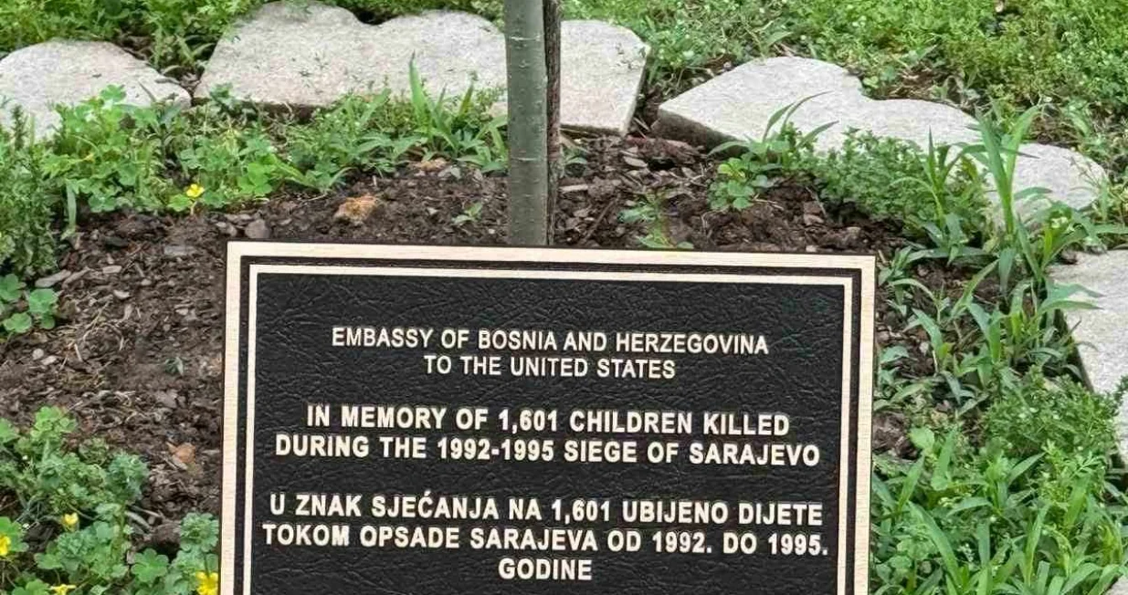 Spomen ploča ispred Ambasade BiH/ Privatni album/