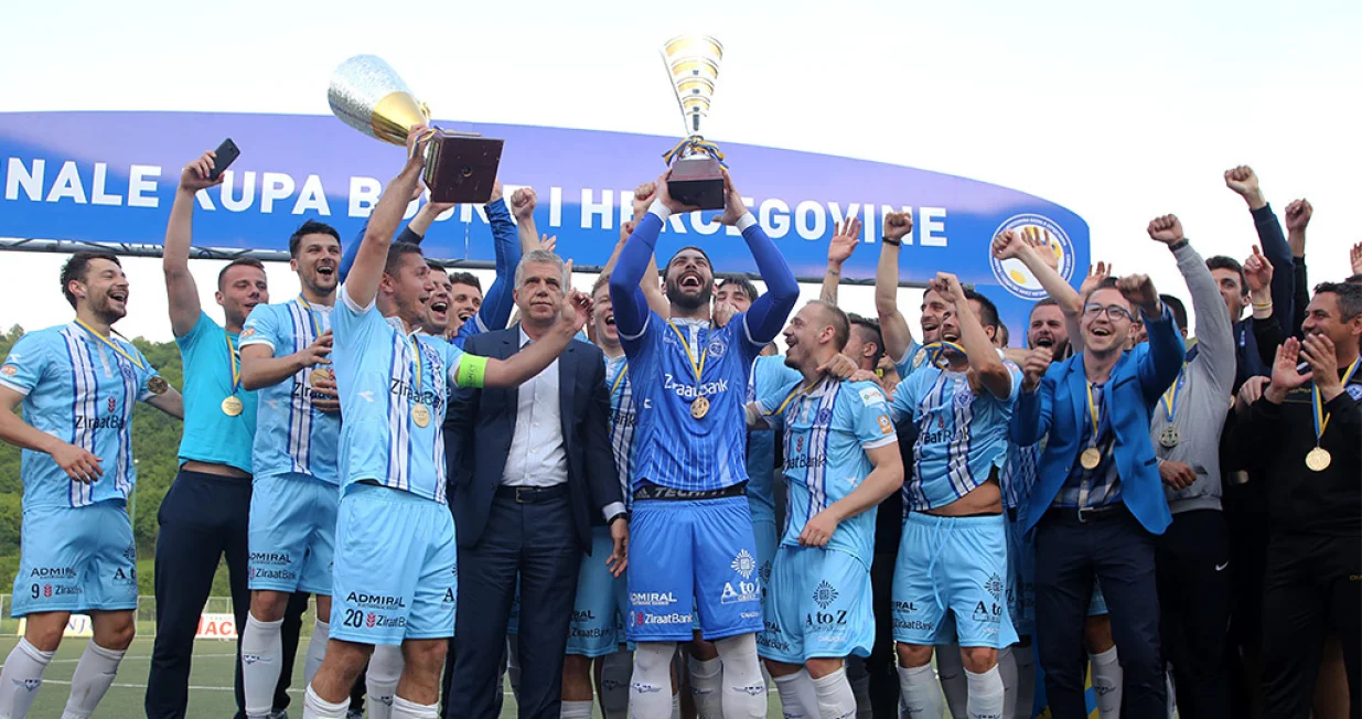 Igrači Željezničara drže pehar Kupa BiH