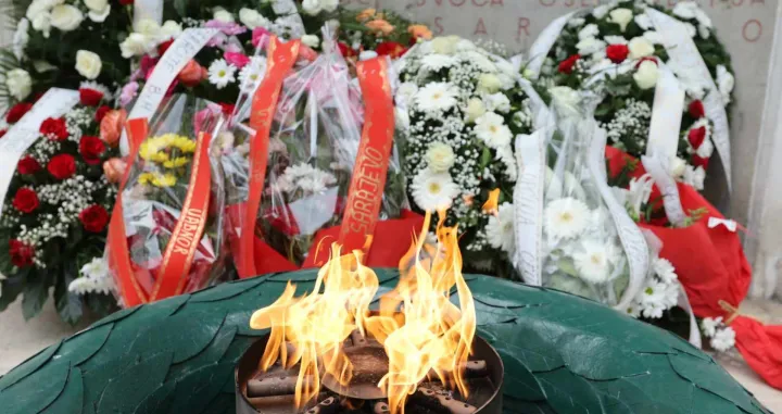 Polaganje cvijeća ispred Spomen-obilježja Vječna vatra, obilježen je Dan pobjede nad fašizmom, Dan Evrope i Dan Zlatnih ljiljana/Senad Gubelić