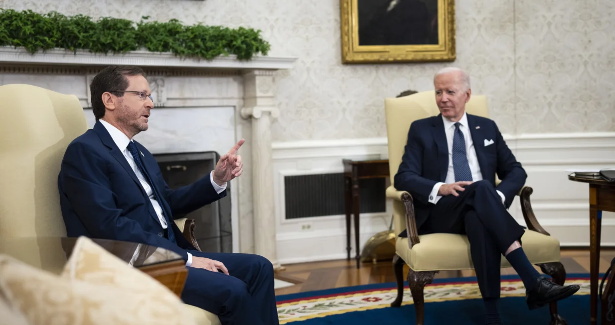 epa10267423 US President Joe Biden (R) meets with Israeli President Isaac Herzog in the Oval Office at the White House in Washington, DC, USA, 26 October 2022. EPA/DOUG MILLS/POOL/Doug Mills/Pool
