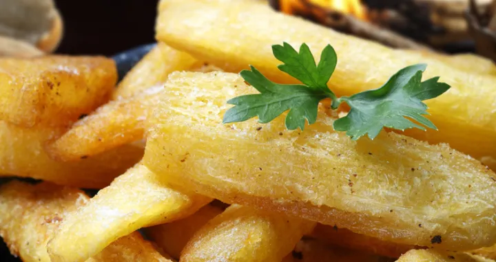 Pržena kasava. (ribeirorocha/iStock/Getty Images Plus)/