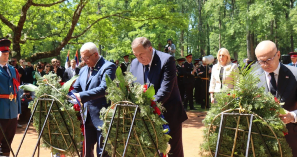 Andrija Mandić, Milorad Dodik i Milo&scaron; Vučević, polaganje cvijeća u Donjoj Gradini, žrtve logora Jasenovac/