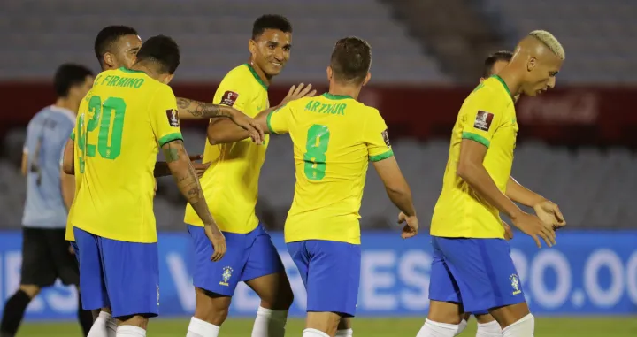 epa08826433 Arthur Melo (C) of Brazil celebrates with his teammates after scoring the 1-0 lead during a match of the South American Qualifiers for the World Cup in Qatar between the teams of Uruguay and Brazil, at the Centenario stadium in Montevideo, Uruguay, 17 November 2020. EPA/Raul Martinez/POOL