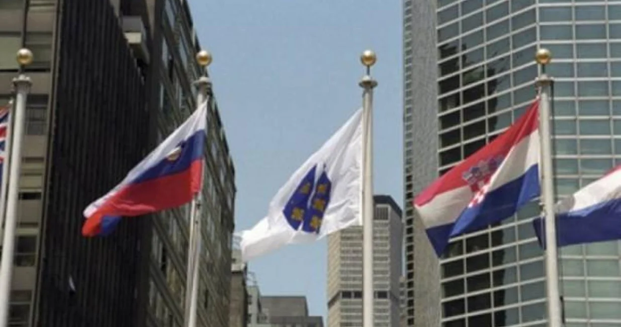 Zastava BiH ispred zgrade UN-a/