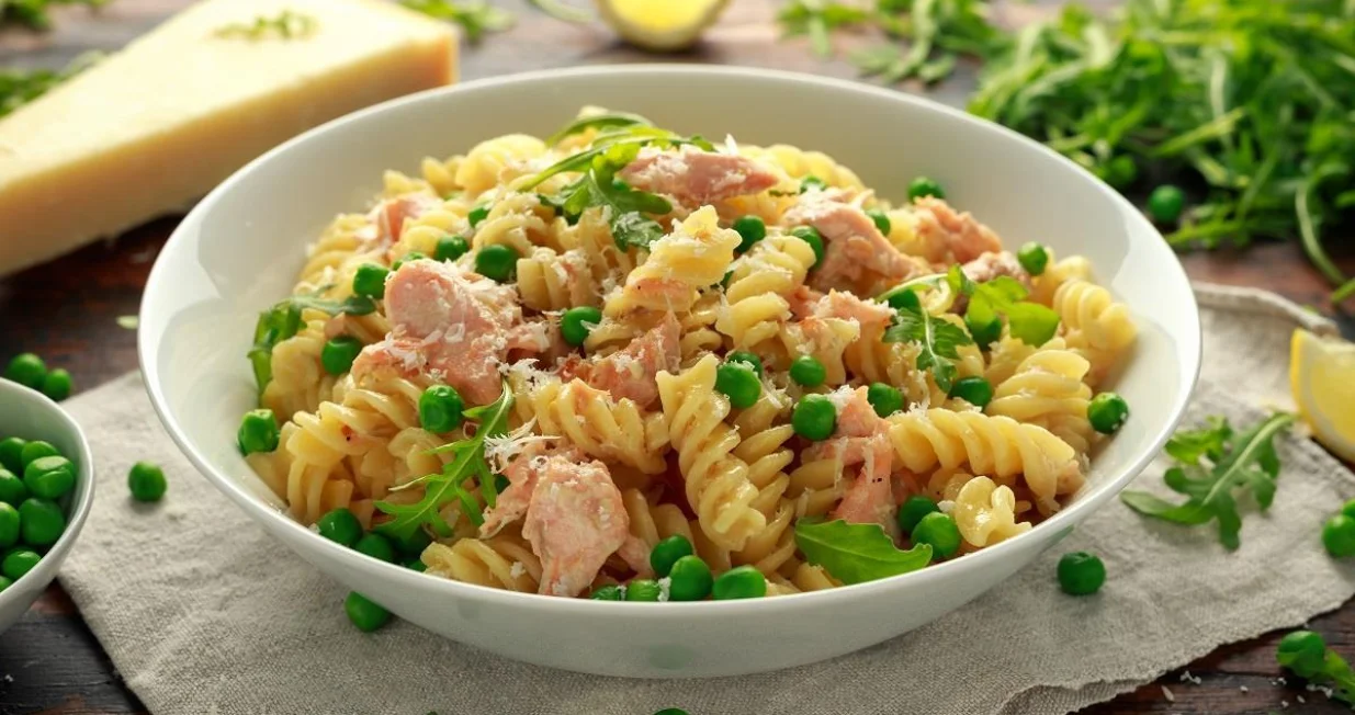 tjestenina s losososm i gra&scaron;kom/