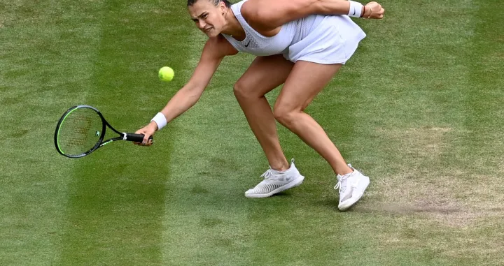 epa09331957 Aryna Sabalenka of Belarus in action against Karolina Pliskova of the Czech Republic during their Women's semi final match at the Wimbledon Championships tennis tournament, Wimbledon, Britain, 08 July 2021. EPA/NEIL HALL  EDITORIAL USE ONLY