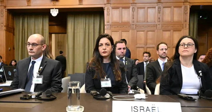 Den Hag, Nizozemska - 17. maj 2024: Izraelska delegacija u petak je započela odbranu na dvodnevnom ročištu u Međunarodnom sudu pravde (ICJ) po hitnom zahtjevu Južnoafričke Republike za dodatnim mjerama. Drugi dan novog ročišta u Hagu počeo je uvodnim riječima koje je iznio izraelski predstavnik Gilad Noam. On je rekao da je obavještenje o saslušanju bilo veliko iznenađenje, dodajući da je, iako je Izrael tražio da se saslušanje odgodi za iduću sedmicu, to odbijeno/Anadolija