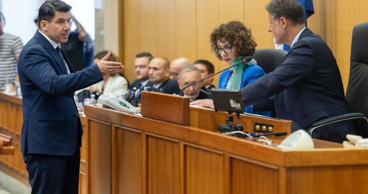 Zagreb, 17.05.2024. - Sjednica Hrvatskog sabora nastavljena je raspravom o novoj Vladi RH. Mandatar za sastavljanje nove Vlade i predsjednik HDZ-a Andrej Plenković predstavio je članove nove Vlade.Na fotografiji Nikola Grmoja, Gordan Jandroković.foto HINA/ Edvard &Scaron;U&Scaron;AK/ es/