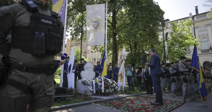 Postrojavanjem veterana i aktivnih pripadnika policije u Sarajevu je obilježavanja 32. godišnjica Prve brigade policije Stari Grad Sarajevo i osnivanja Odreda policije za specijalne namjene Lasta/Anadolija