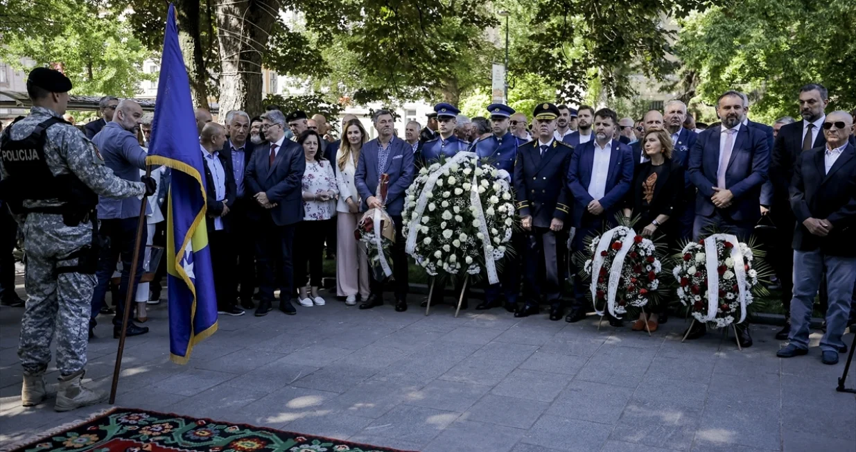 Postrojavanjem veterana i aktivnih pripadnika policije u Sarajevu je obilježavanja 32. godišnjica Prve brigade policije Stari Grad Sarajevo i osnivanja Odreda policije za specijalne namjene Lasta/Anadolija