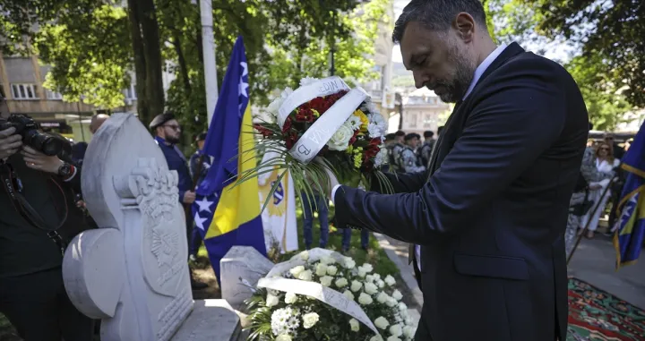 Elmedin Konaković, Postrojavanjem veterana i aktivnih pripadnika policije u Sarajevu je obilježavanja 32. godišnjica Prve brigade policije Stari Grad Sarajevo i osnivanja Odreda policije za specijalne namjene Lasta/Anadolija