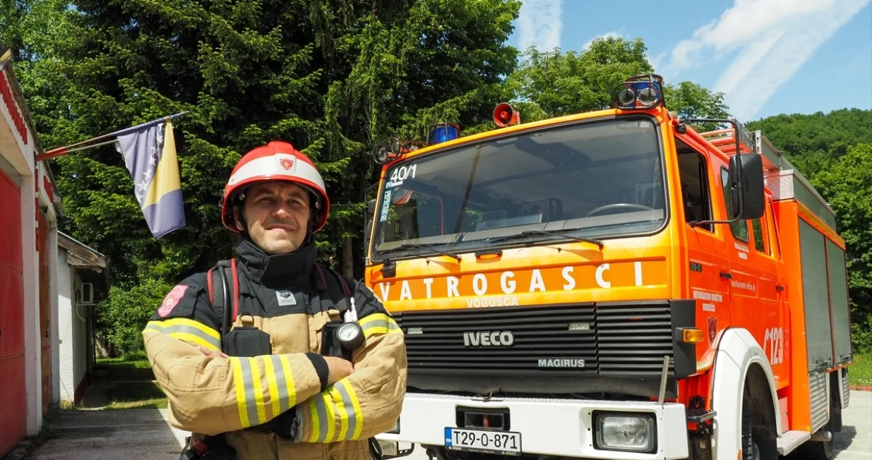 Jasmin Žigić, dobrovoljni vatrogasac, trči u vatrogasnoj opremi i pomaže liječenje oboljelih/Anadolija