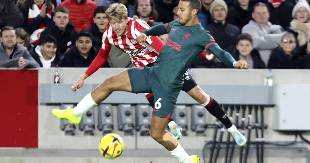 epa10386609 Mads Roerslev Rasmussen (L) of Brentford in action against Thiago Alcantara (R) of Liverpool during the English Premier League soccer match between Brentford FC and Liverpool FC in Brentford, Britain, 02 January 2023. EPA/Kieran Galvin EDITORIAL USE ONLY. No use with unauthorized audio, video, data, fixture lists, club/league logos or 'live' services. Online in-match use limited to 120 images, no video emulation. No use in betting, games or single club/league/player publications