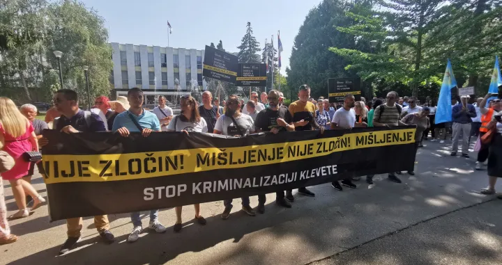 Protest novinara pred početak sjednice Narodne skupštine Republike Srpske, zbog izmjena Krivičnog zakonika kojim se kriminalizuje kleveta, novinari,kleveta, NSRS, Banjaluka /Goran Dakić/