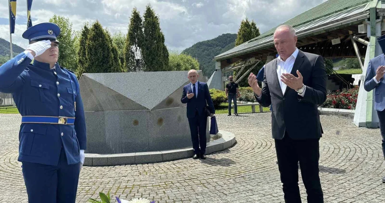 Zukan Helez, posjeta Srebrenici, Memorijalni centar/