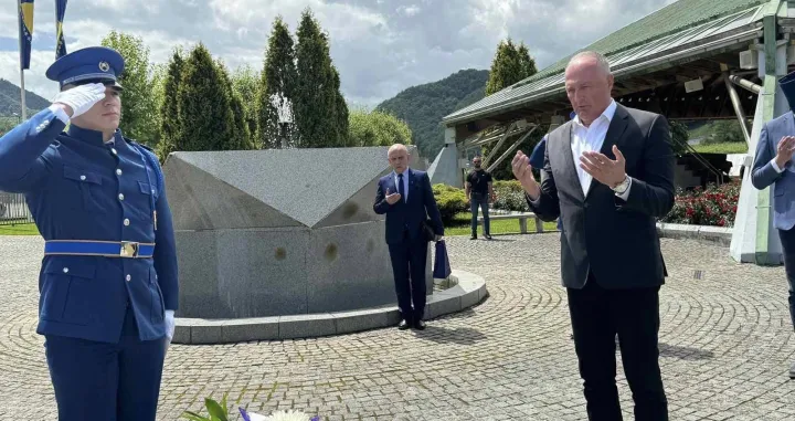 Zukan Helez, posjeta Srebrenici, Memorijalni centar/