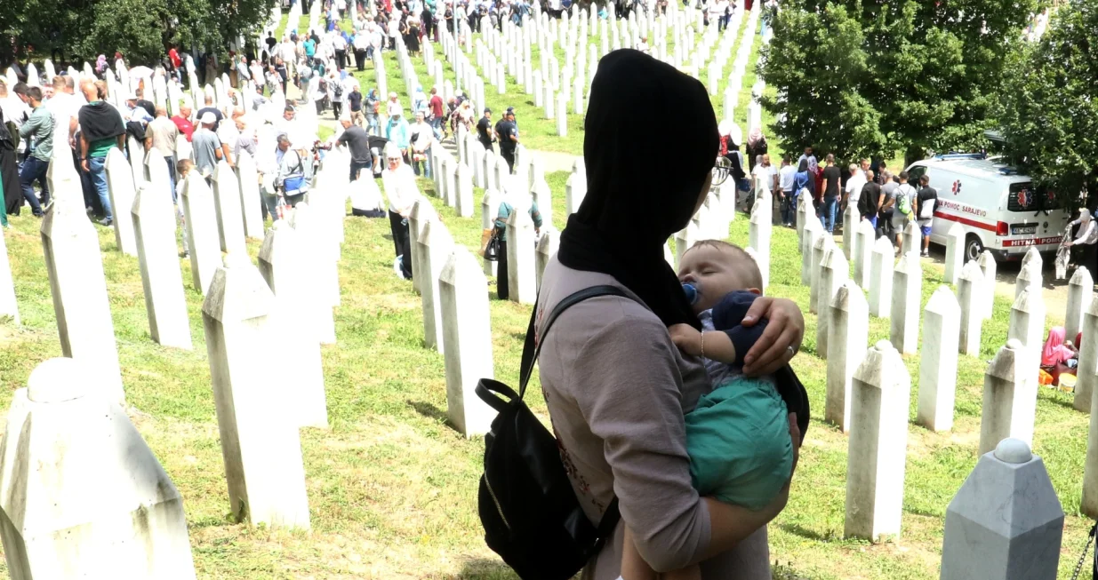 Srebrenica Potočari polaganje vijenaca i dženaza/Didier Torche 
