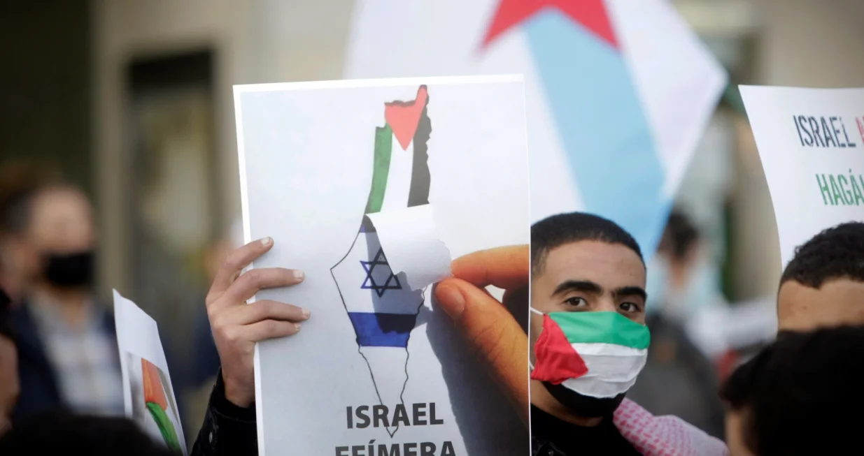 epa09209754 People attend a march supporting Palestine called by 'Galiza por Palestina' association in La Coruna, Galicia, northwest Spain, 18 May 2021. EPA/Cabalar/Cabalar