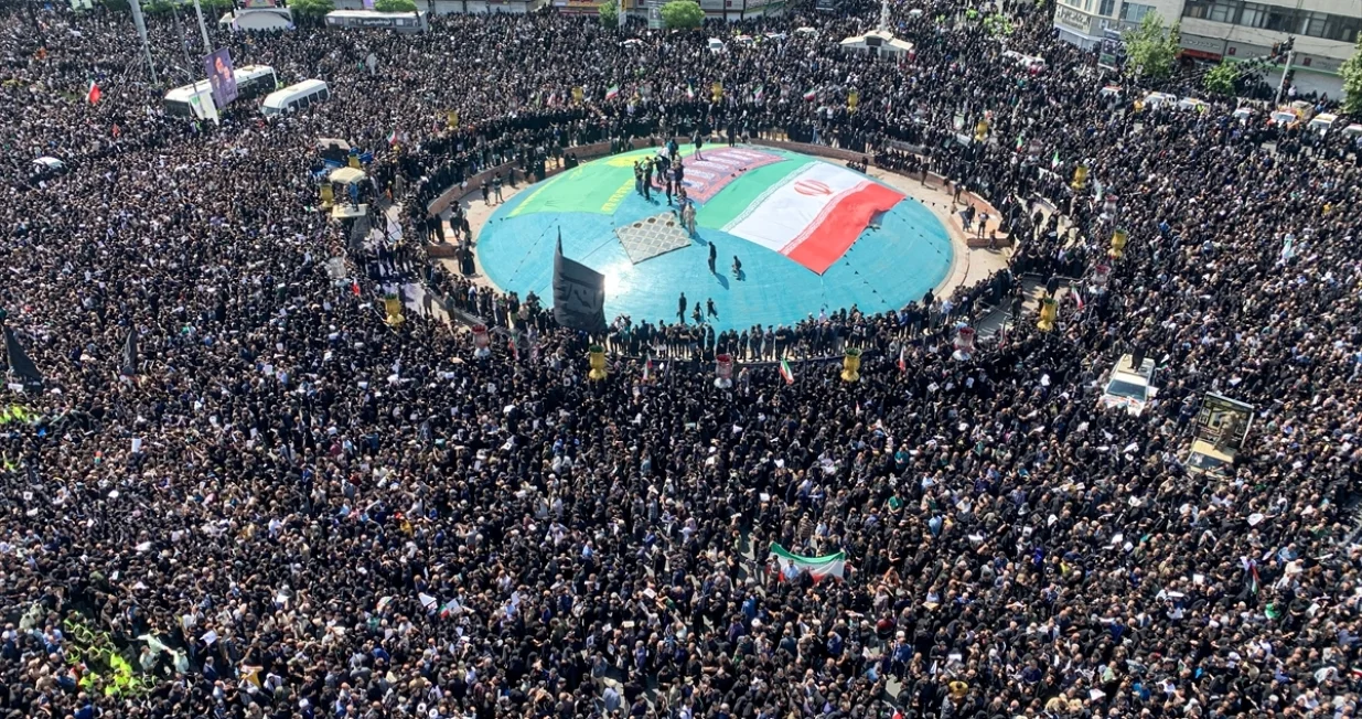 Desetine hiljada ljudi u Teheranu u srijedu se oprašta od iranskog predsjednika Ebrahima Raisija i drugih zvaničnika, koji su poginuli u nedjelju u padu helikoptera/Anadolija