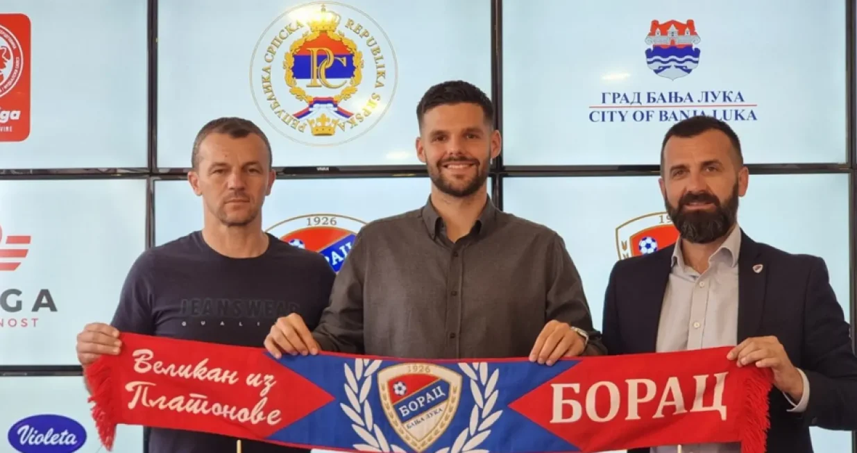 Nikola Pejović (u sredini)