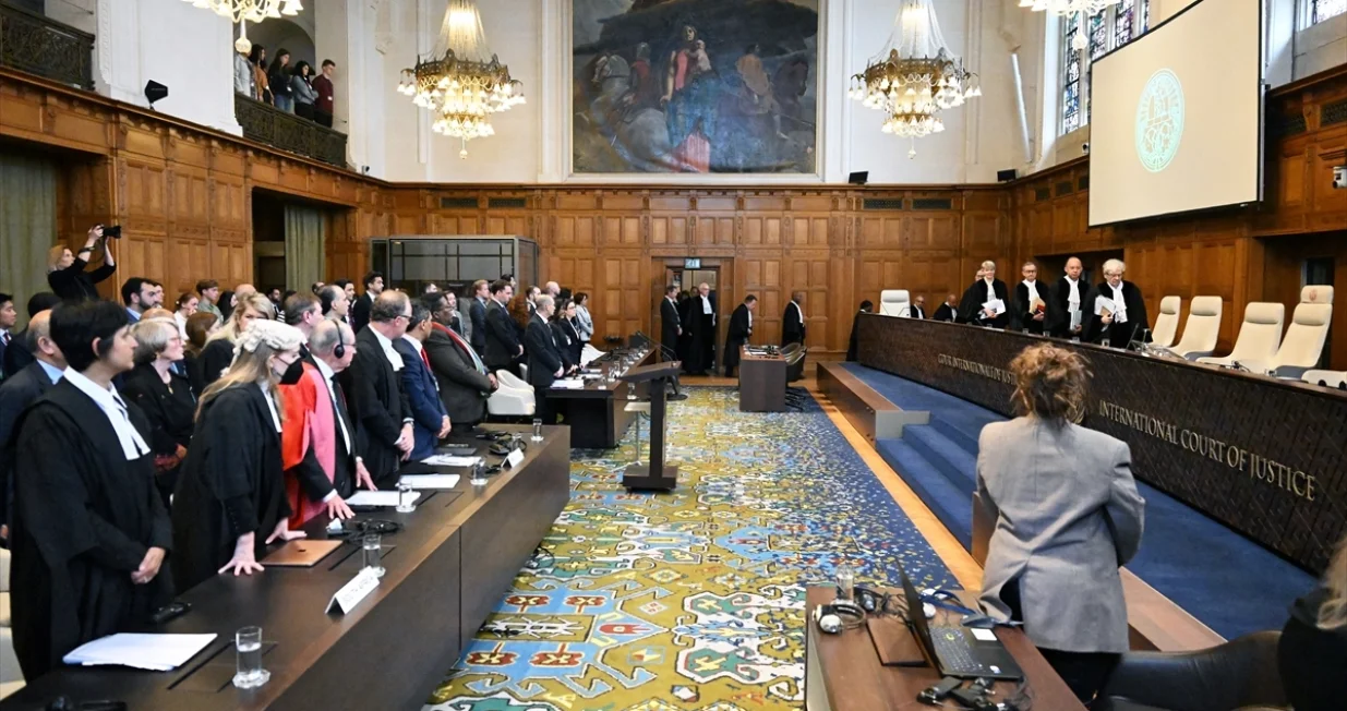 Den Hag, Nizozemska - 17. maj 2024: Izraelska delegacija u petak je započela odbranu na dvodnevnom ročištu u Međunarodnom sudu pravde (ICJ) po hitnom zahtjevu Južnoafričke Republike za dodatnim mjerama. Drugi dan novog ročišta u Hagu počeo je uvodnim riječima koje je iznio izraelski predstavnik Gilad Noam. On je rekao da je obavještenje o saslušanju bilo veliko iznenađenje, dodajući da je, iako je Izrael tražio da se saslušanje odgodi za iduću sedmicu, to odbijeno/Anadolija