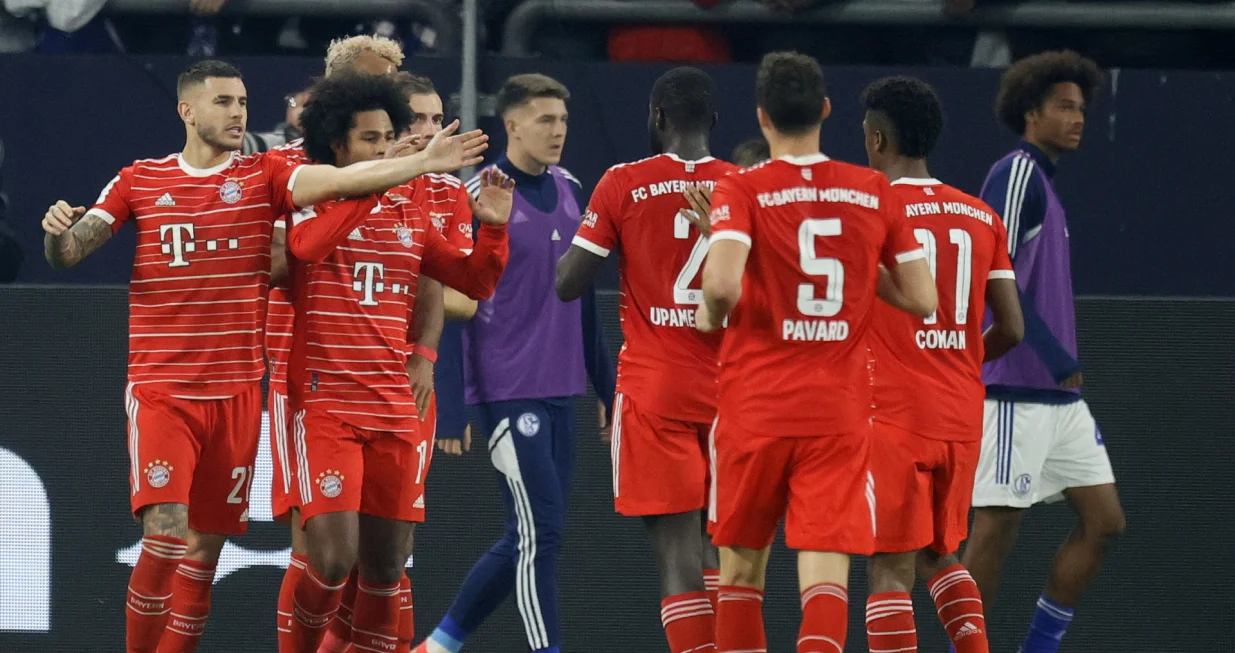 epa10302191 Munich's Serge Gnabry (2-L) celebrates with teammates after scoring the 1-0 lead during the German Bundesliga soccer match between FC Schalke 04 and FC Bayern Munich in Gelsenkirchen, Germany, 12 November 2022. EPA/RONALD WITTEK CONDITIONS - ATTENTION: The DFL regulations prohibit any use of photographs as image sequences and/or quasi-video.