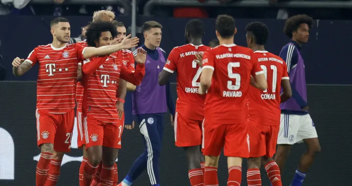 epa10302191 Munich's Serge Gnabry (2-L) celebrates with teammates after scoring the 1-0 lead during the German Bundesliga soccer match between FC Schalke 04 and FC Bayern Munich in Gelsenkirchen, Germany, 12 November 2022. EPA/RONALD WITTEK CONDITIONS - ATTENTION: The DFL regulations prohibit any use of photographs as image sequences and/or quasi-video.