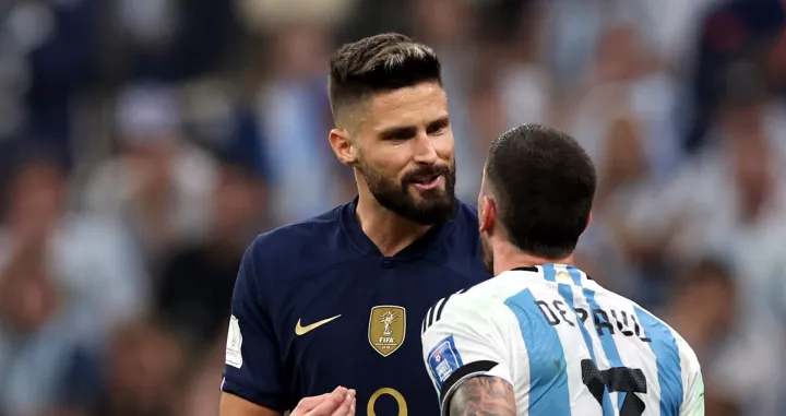 epa10372288 Rodrigo De Paul of Argentina argues with Olivier Giroud (L) of France during the FIFA World Cup 2022 Final between Argentina and France at Lusail stadium, Lusail, Qatar, 18 December 2022. EPA/Tolga Bozoglu