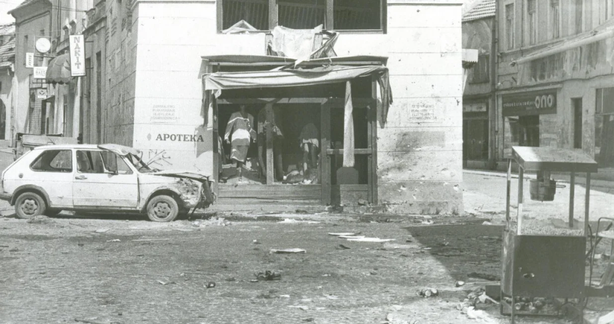 kapija granata ispaljena s agresorskih položaja na planini Ozren, na Kapiji u Tuzli usmrtila je 71 osobu prosječne starosti od 21 godinu, dok je više od 200 osoba teže ili lakše povrijeđeno/ Arhiva/