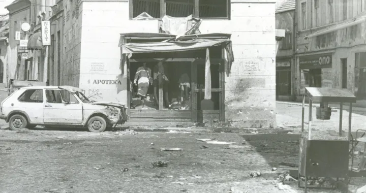 kapija granata ispaljena s agresorskih položaja na planini Ozren, na Kapiji u Tuzli usmrtila je 71 osobu prosječne starosti od 21 godinu, dok je više od 200 osoba teže ili lakše povrijeđeno/ Arhiva/