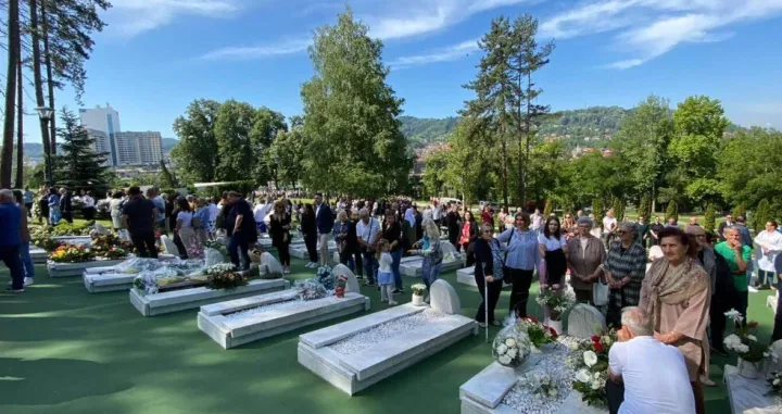 Slanja banja polaganje cvijeća/Vijesti.ba/