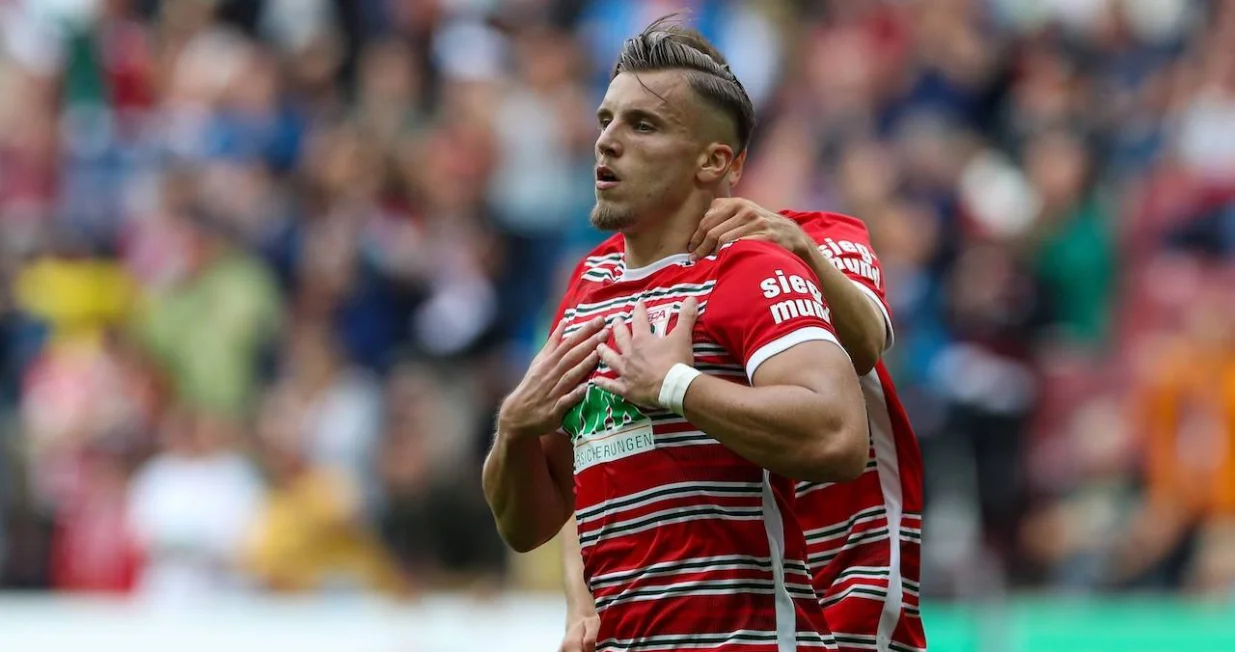 Torjubel von Ermedin Demirovic 9 FC Augsburg zum Ausgleich 1:1, FC Augsburg vs. 1. FSV Mainz 05, Fussball, 1. Bundesliga, 3. Spieltag, 20.08.2022 DFB regulations prohibit any use of photographs as image sequences and/or quasi-video Augsburg Bayern Deutschland *** Goal celebration by Ermedin Demirovic 9 FC Augsburg to equalize 1 1, FC Augsburg vs 1 FSV Mainz 05, Football, 1 Bundesliga, 3 Matchday, 20 08 2022 DFB regulations prohibit any use of photographs as image sequences and or quasi video Augsburg Bayern Germany Copyright: xkolbert-press/ChristianxKolbertx 