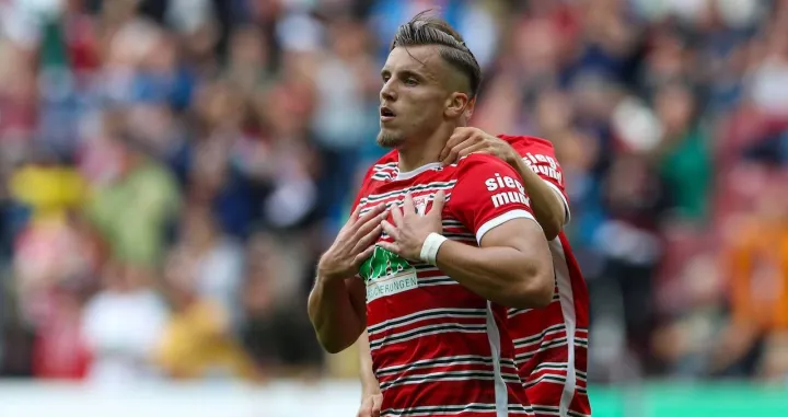 Torjubel von Ermedin Demirovic 9 FC Augsburg zum Ausgleich 1:1, FC Augsburg vs. 1. FSV Mainz 05, Fussball, 1. Bundesliga, 3. Spieltag, 20.08.2022 DFB regulations prohibit any use of photographs as image sequences and/or quasi-video Augsburg Bayern Deutschland *** Goal celebration by Ermedin Demirovic 9 FC Augsburg to equalize 1 1, FC Augsburg vs 1 FSV Mainz 05, Football, 1 Bundesliga, 3 Matchday, 20 08 2022 DFB regulations prohibit any use of photographs as image sequences and or quasi video Augsburg Bayern Germany Copyright: xkolbert-press/ChristianxKolbertx 