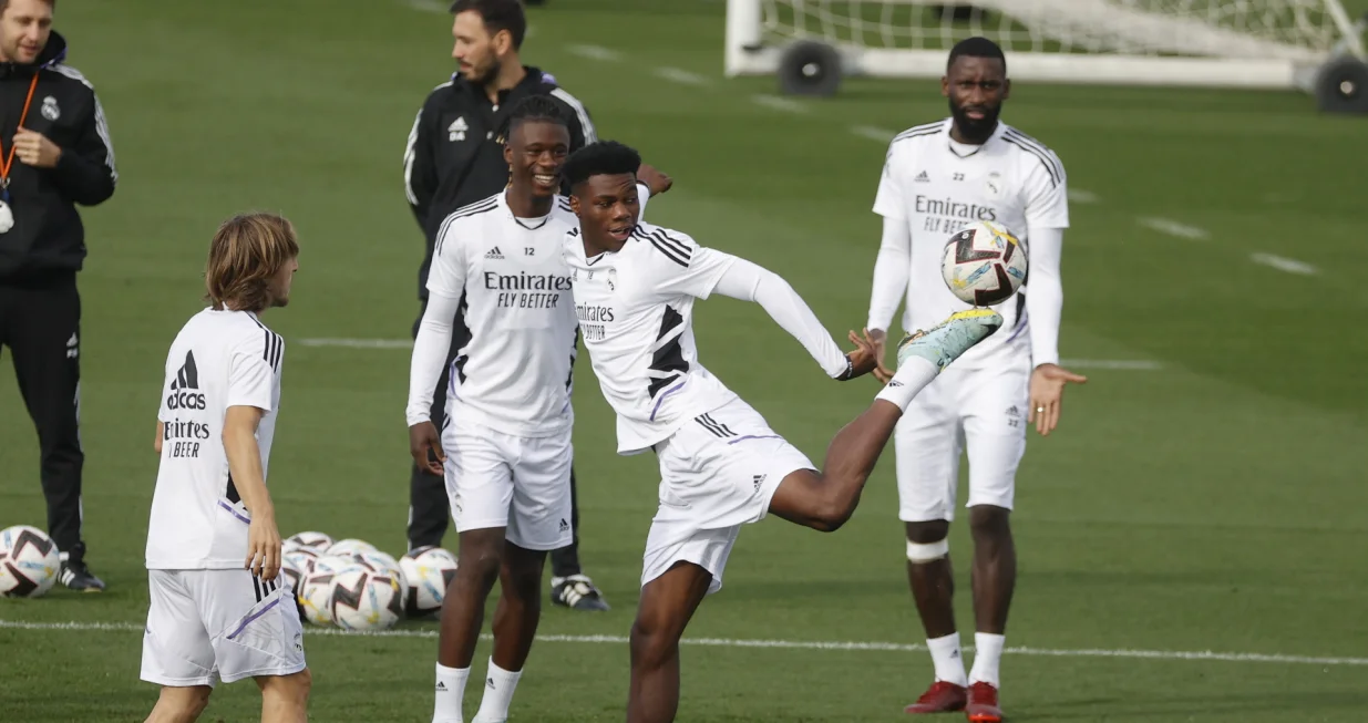 epa10272620 Real Madrid's Aurelien Tchouameni (C) attends a training session at the sport complex in Valdebebas, Madrid, Spain, 29 October 2022. Real face Girona in a Spanish LaLiga match on 30 October. EPA/Juan Carlos Hidalgo