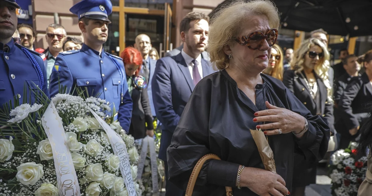 Polaganjem cvijeća i odavanjem počasti građani Sarajeva i delegacije Kantona Sarajevo, predstavnika udruženja žrtava, kao i članovi porodica i prijatelji obilježili su 32. godišnjicu od masakra nad civilima u Ulici Ferhadija u kojem je poginulo 26 građana Sarajeva/Anadolija