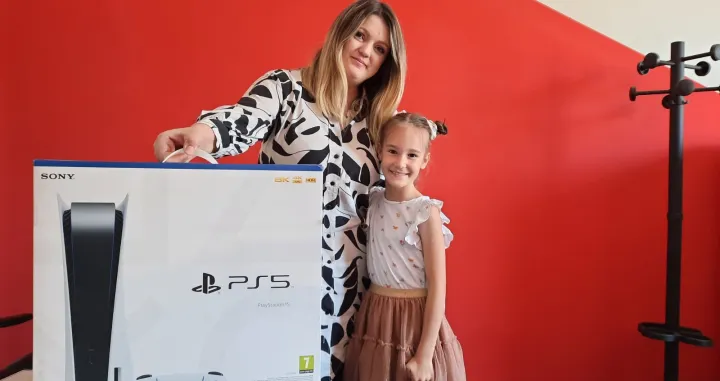 Dejna Karač sa roditeljima i sestrom, Dječja štampa, nagradna igra/Oslobođenje/