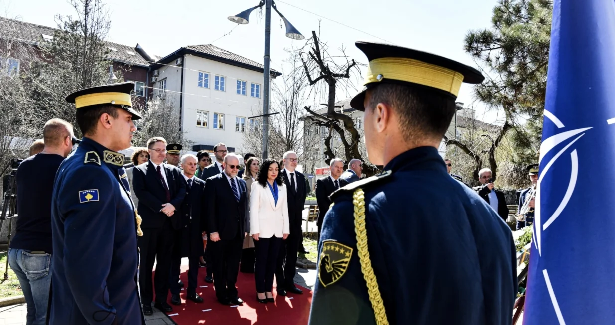 Predsednica Kosova Vjosa Osmani zajedno sa ambasadorima zemalja grupe Kvinta odala je poštu poginulim NATO vojnicima kod Memorijala za slobodu Kosova u centru Prištine, na 24. godišnjicu početka NATO intervencije (Predsedništvo Kosova - Anadolu Agency)/�