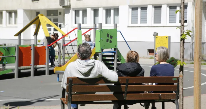 Roditelji sa djecom u parku Čegevare u ulici Branilaca Sarajeva/Damir Deljo