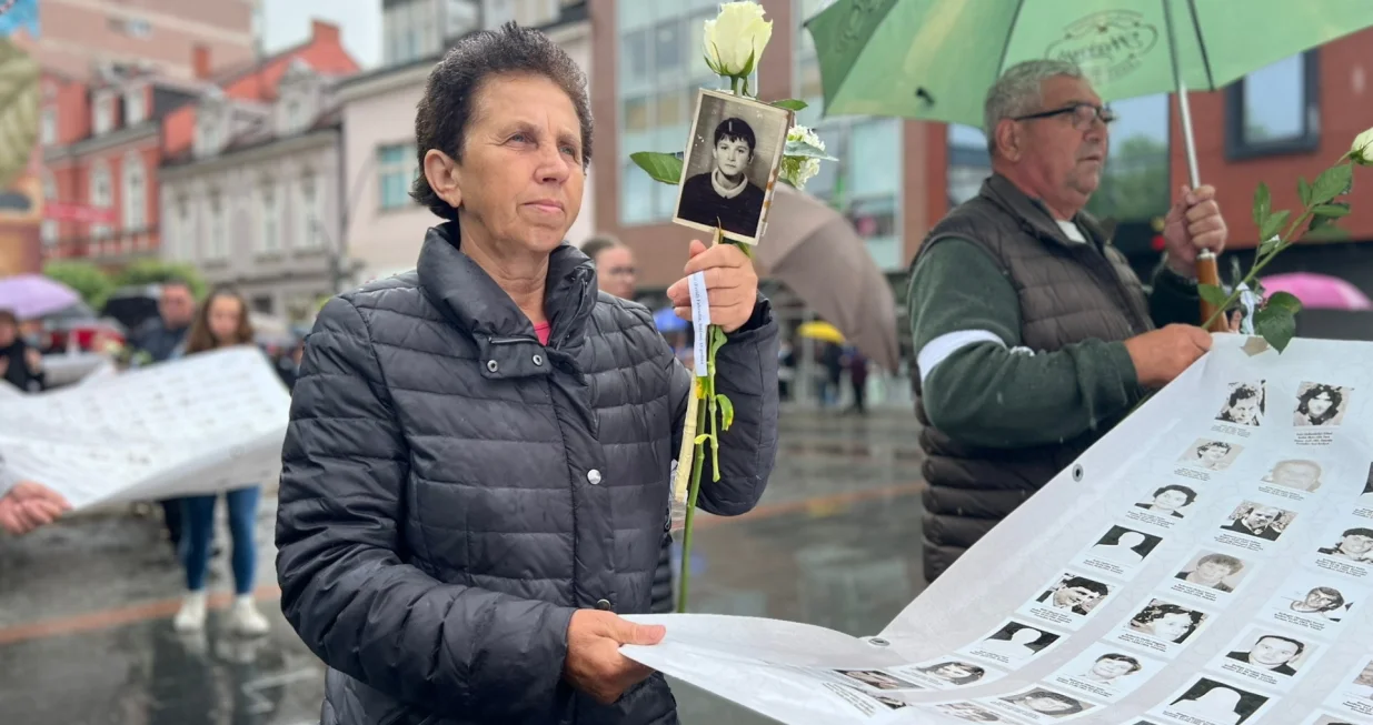 U Prijedoru je danas na centralnom trgu obilježen Dan bijelih traka, nakon organizovane mirne šetnje glavnom ulicom u pješačkoj zoni/Anadolija/Amar Mehic
