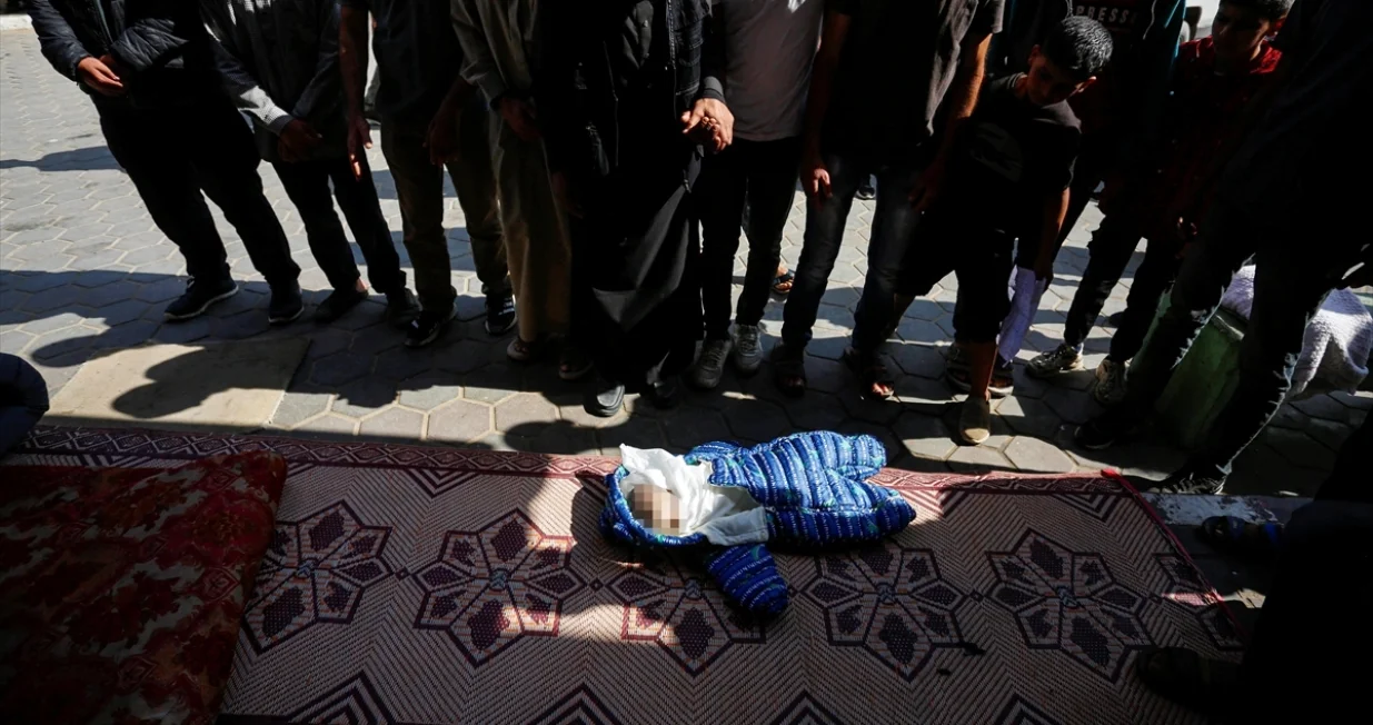 Sedmomjesečna beba Abu Ataya preminula je u Dei ral-Balahu u centralnom dijelu Pojasa Gaze usljed potranjenosti i nedostatka medikamenata/Anadolija