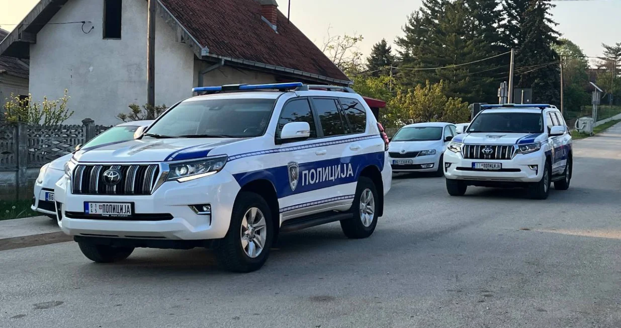 Najmanje osam osoba je ubijeno dok je najmanje 13 ranjenih u pucnjavi koja se dogodila kod Mladenovca, oko 40 kilometara južno od Beograda, u četvrtak kasno navečer. Dvadesetjednogodišnji napadač otvorio je vatru iz automatskog oružja, prvo u selu Dubona, a potom u selima Malo Orašje i Šepšin. Na mjesto događaja odmah su upućene jake policijske snage, a Ministarstvo unutrašnjih poslova pokrenulo je akciju "Vihor". (Zlatan Kapic - Anadolu Agency)/�