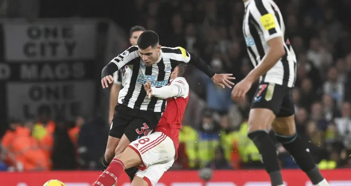 epa10387748 Martin Odegaard of Arsenal (C) in action against Bruno Guimaraes of Newcastle (L) during the English Premier League soccer match between Arsenal London and Newcastle United in London, Britain, 03 January 2023. EPA/Neil Hall EDITORIAL USE ONLY. No use with unauthorized audio, video, data, fixture lists, club/league logos or 'live' services. Online in-match use limited to 120 images, no video emulation. No use in betting, games or single club/league/player publications