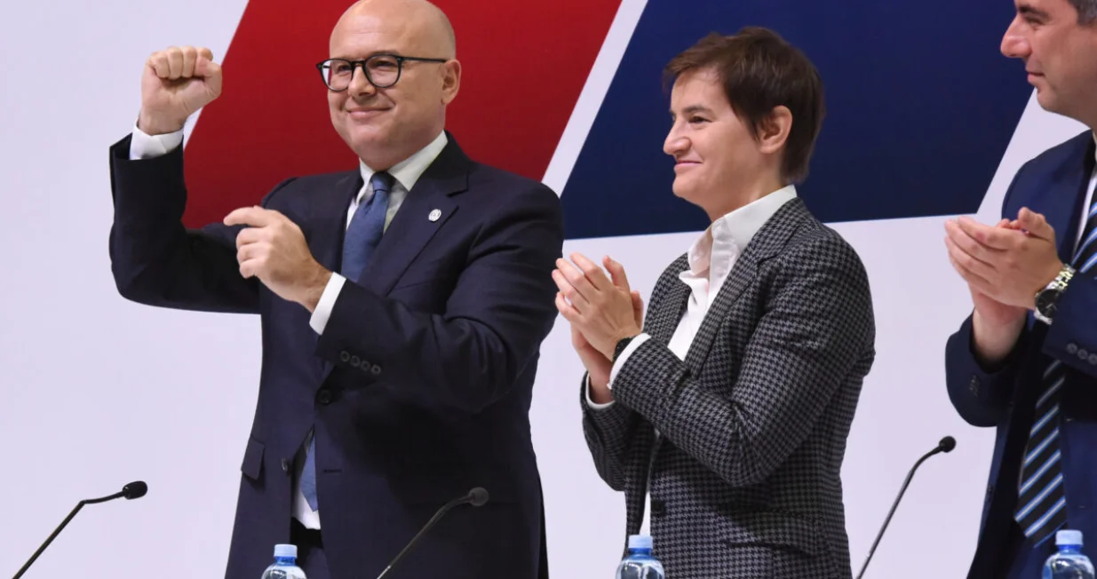 Kragujevac, 27. maja 2023 - Predsednik Srpske napredne stranke (SNS) Aleksandar Vučić predloio je danas na vanrednoj skuptini stranke u Kragujevcu za svog naslednika Miloa Vučevića. Na fotografiji Milo Vučević, Ana Brnabić, Vladimir Orlić. FOTO TANJUG/ NEBOJA RAUS/bs/Neboja Raus