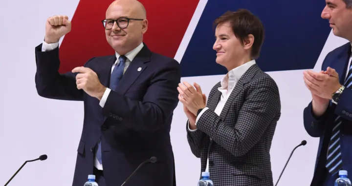 Kragujevac, 27. maja 2023 - Predsednik Srpske napredne stranke (SNS) Aleksandar Vučić predloio je danas na vanrednoj skuptini stranke u Kragujevcu za svog naslednika Miloa Vučevića. Na fotografiji Milo Vučević, Ana Brnabić, Vladimir Orlić. FOTO TANJUG/ NEBOJA RAUS/bs/Neboja Raus