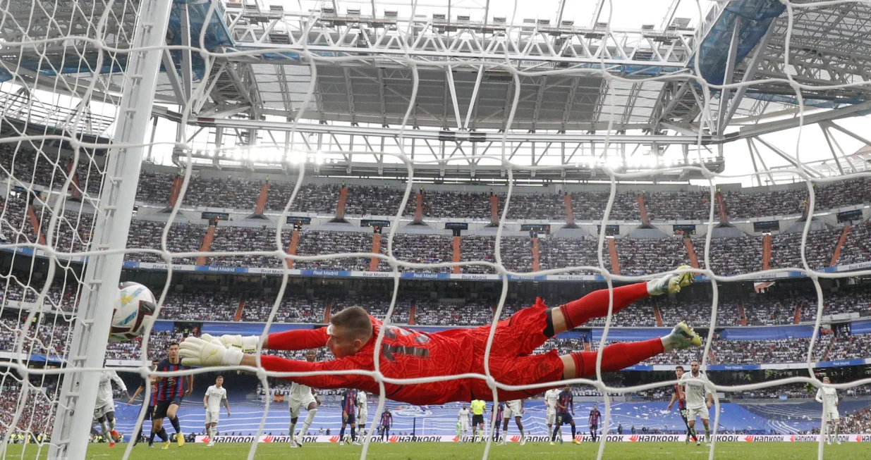 epa10247626 Real Madrid's goalkeeper Andriy Lunin in action during El Clasico, the Spanish LaLiga soccer match between Real Madrid and FC Barcelona at Santiago Bernabeu Stadium in Madrid, Spain, 16 October 2022. EPA/Rodrigo Jimenez