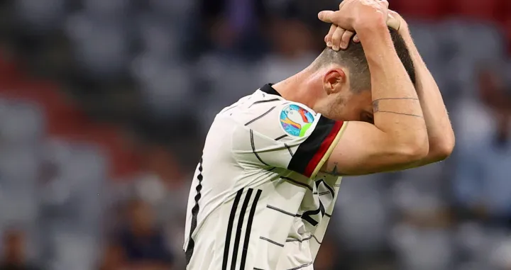 epa09274560 Robin Gosens of Germany reacts during the UEFA EURO 2020 group F preliminary round soccer match between France and Germany in Munich, Germany, 15 June 2021. EPA/Kai Pfaffenbach/POOL (RESTRICTIONS: For editorial news reporting purposes only. Images must appear as still images and must not emulate match action video footage. Photographs published in online publications shall have an interval of at least 20 seconds between the posting.)