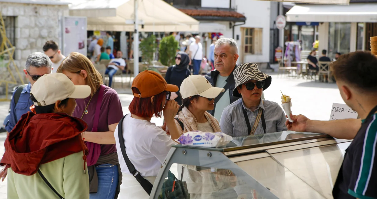 Turisti iz Azije kupuju sladoled na Ba&scaron;čar&scaron;iji/Damir Deljo