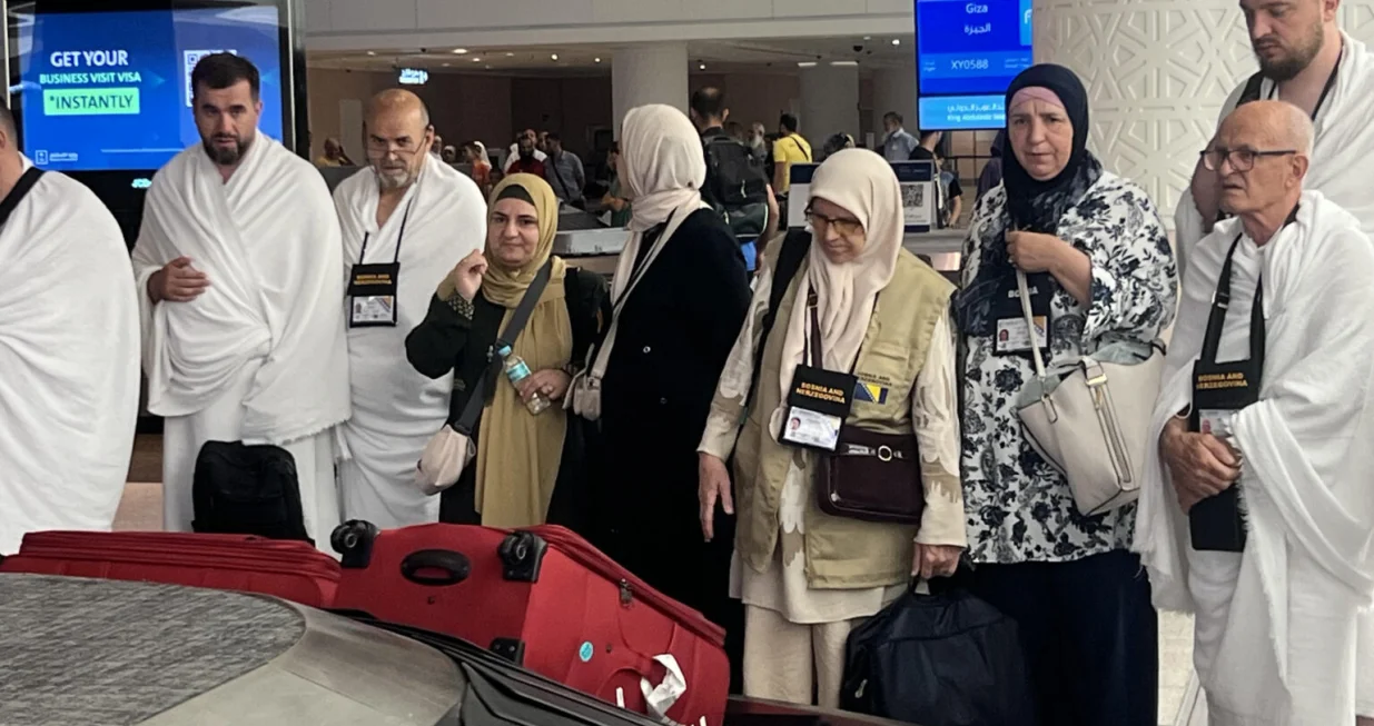 Hadžije su krenule u ihramima/ MINA/