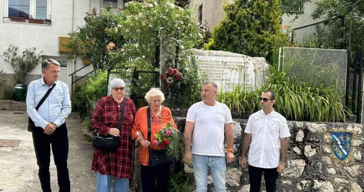 Okupili se porodica i prijatelji/Fena/